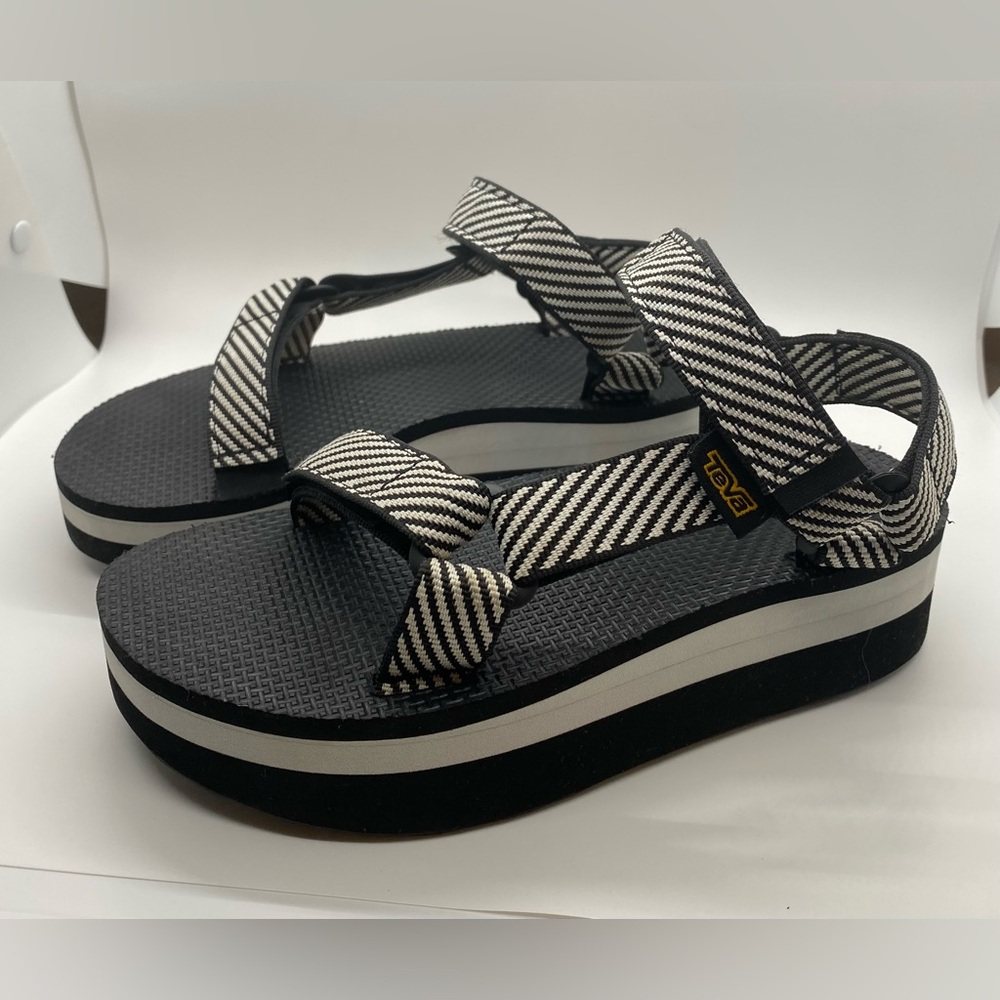 TEVA FLATFORM UNIVERSAL CANDY STRIPE BLACK and WHITE SANDALS SIZE 5 USED
